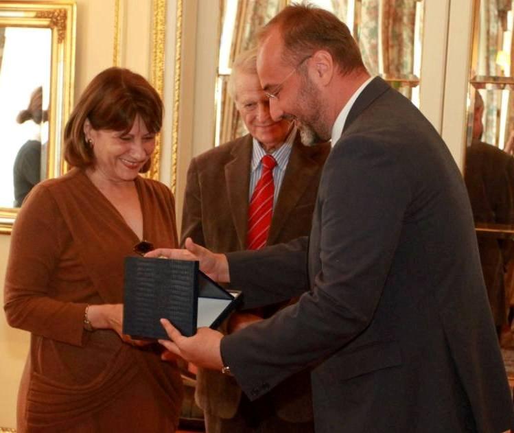 Head of RCC Expert Pool, Jelica Minic (left), receives 'Europe Contribution of the Year' award by European Movement in Serbia, Belgrade, 25 June 2013. (Photo emins.org)