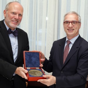 Goran Svilanovic, Secretary General of the Regional Cooperation Council (on the right) presented with Dr Elemer Hatnos Prize as recognition of his efforts to promote regional economic cooperation in South East Europe by Charles Epping, President of The Central Europe Foundation (CEF) at the award ceremony in Belgrade (Photo: Pedja Milovanovic)