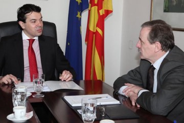Hido Biscevic (right), RCC Secretary General, met with Nikola Poposki, Minister of Foreign Affairs of The Former Yugoslav Republic of Macedonia, in Skopje on 6 March 2012. (Photo: Courtesy of Ministry of Foreign Affairs of The Former Yugoslav Republic of Macedonia)