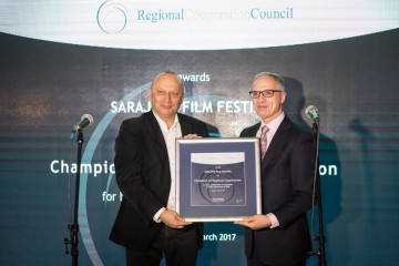 Goran Svilanovic, RCC Secretary General (right), presents the Champion of Regional Cooperation Award to Mirsad Purivatra, Director of Sarajevo Film Festival, on 15 March 2017 in Sarajevo, BiH. (Photo: RCC/Haris Calkic)