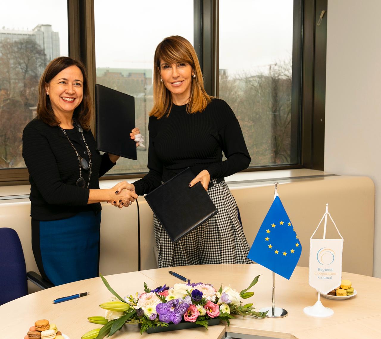 Majlinda Bregu, Secretary General of the RCC (right) and Genoveva Ruiz Calavera, Director for the Western Balkans at the European Commissions’ DG NEAR sign 3-year contract on the EC support to regional cooperation in the Western Balkans in Brussels, 11 December 2019 (Photo; RCC/Laure Geerts) 