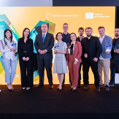 Winners of 2024 Regional Butterfly Innovation Award with RCC's Head of Office of the Secretary General Elda Kalaja and Deputy Prime Minister of Montenegro for Foreign and European Affairs, Filip Ivanovic at an award ceremony on 26 November 2024 in Podgorica (Photo: RCC/Danilo Papic)