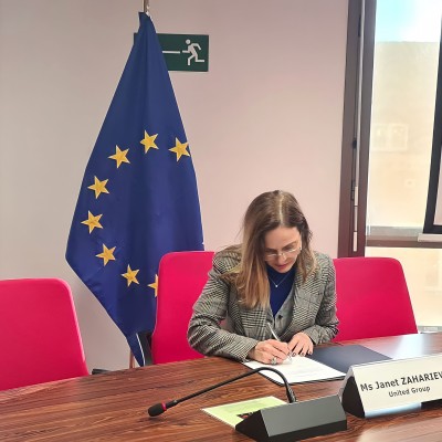 Ms Janet Zaharieva signing the EU-WB Roaming Declaration on behalf of the United Group at a meeting of telecommunications operators from EU and WB in Brussels on 7 February 2023 (Photo: RCC)